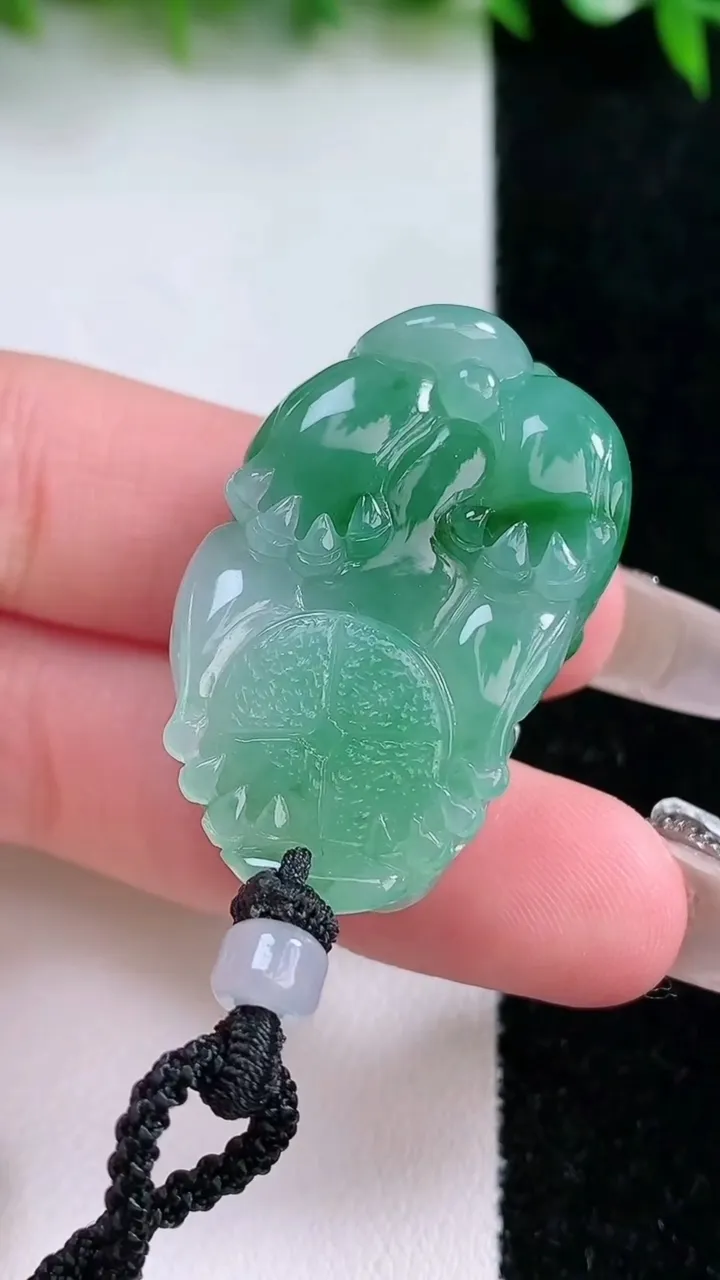 天然A货翡翠貔貅吊坠，尺寸35.4-22-12，重量:24.24g
1月24日