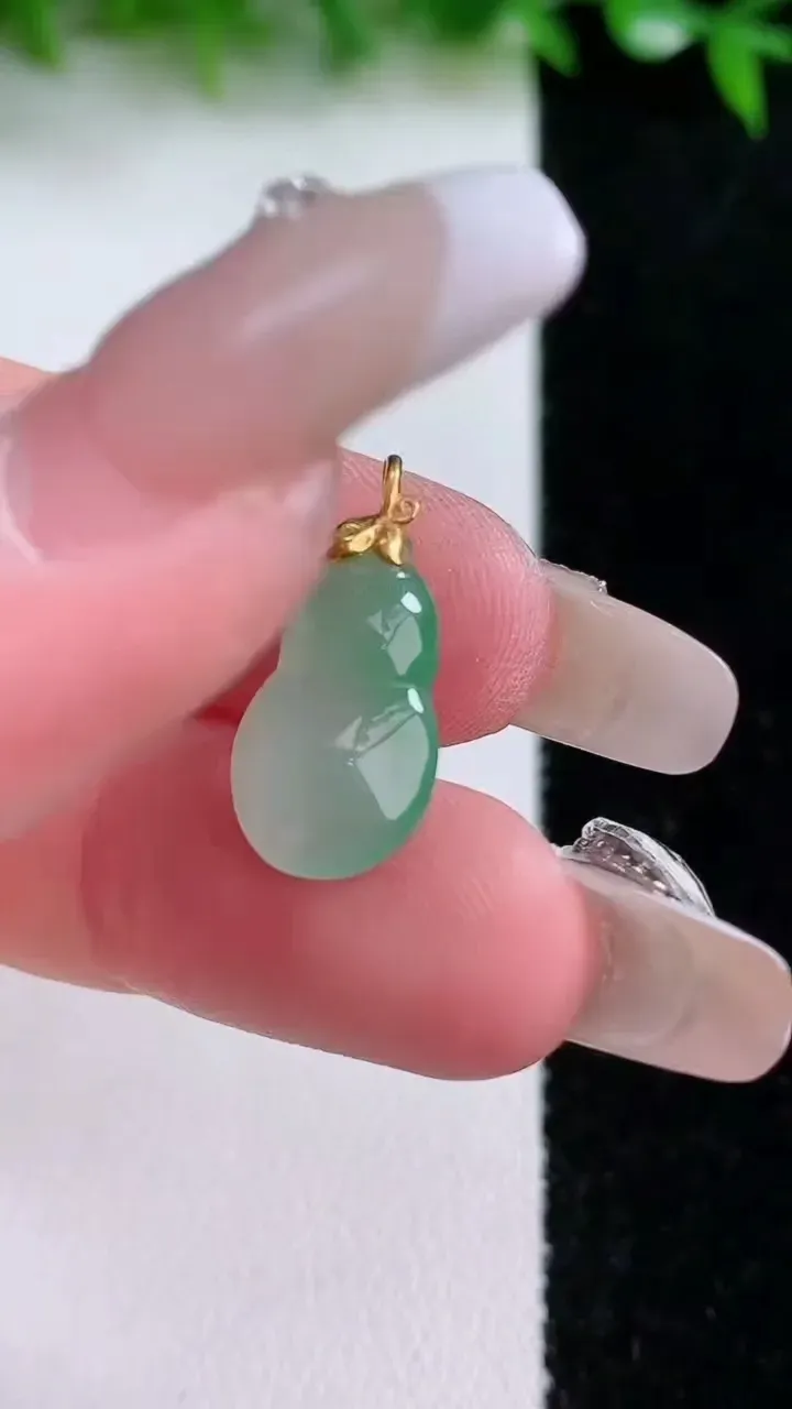 天然A货翡翠葫芦吊坠，尺寸14.8-9.8-4，重量:1.18g
1月24日