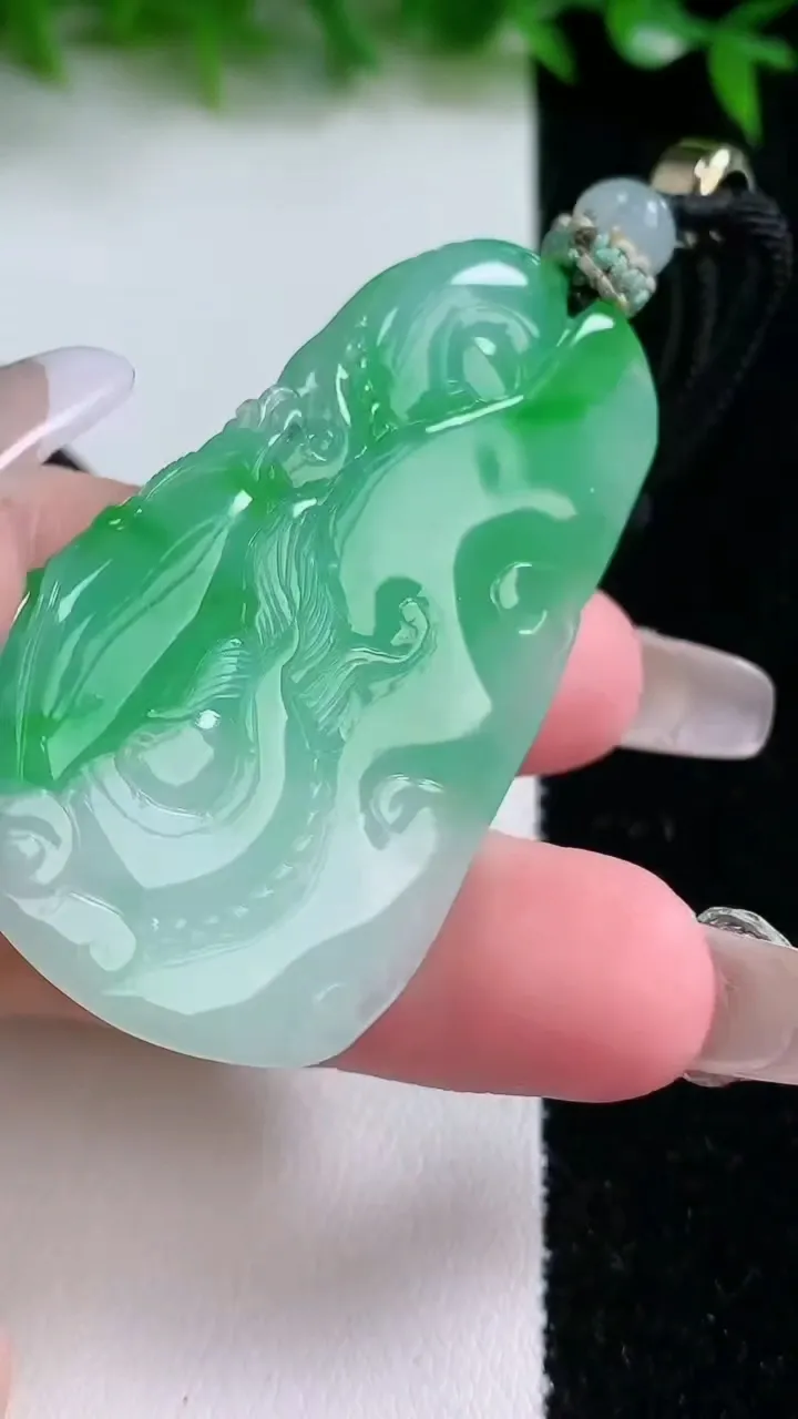 天然A货翡翠祥龙财神爷吊坠，尺寸52.5-30.4-6，重量:20.34g
1月24日