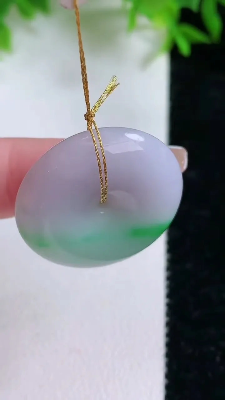 天然A货翡翠平安扣吊坠，尺寸26.3-7，重量:10.40g
1月24日