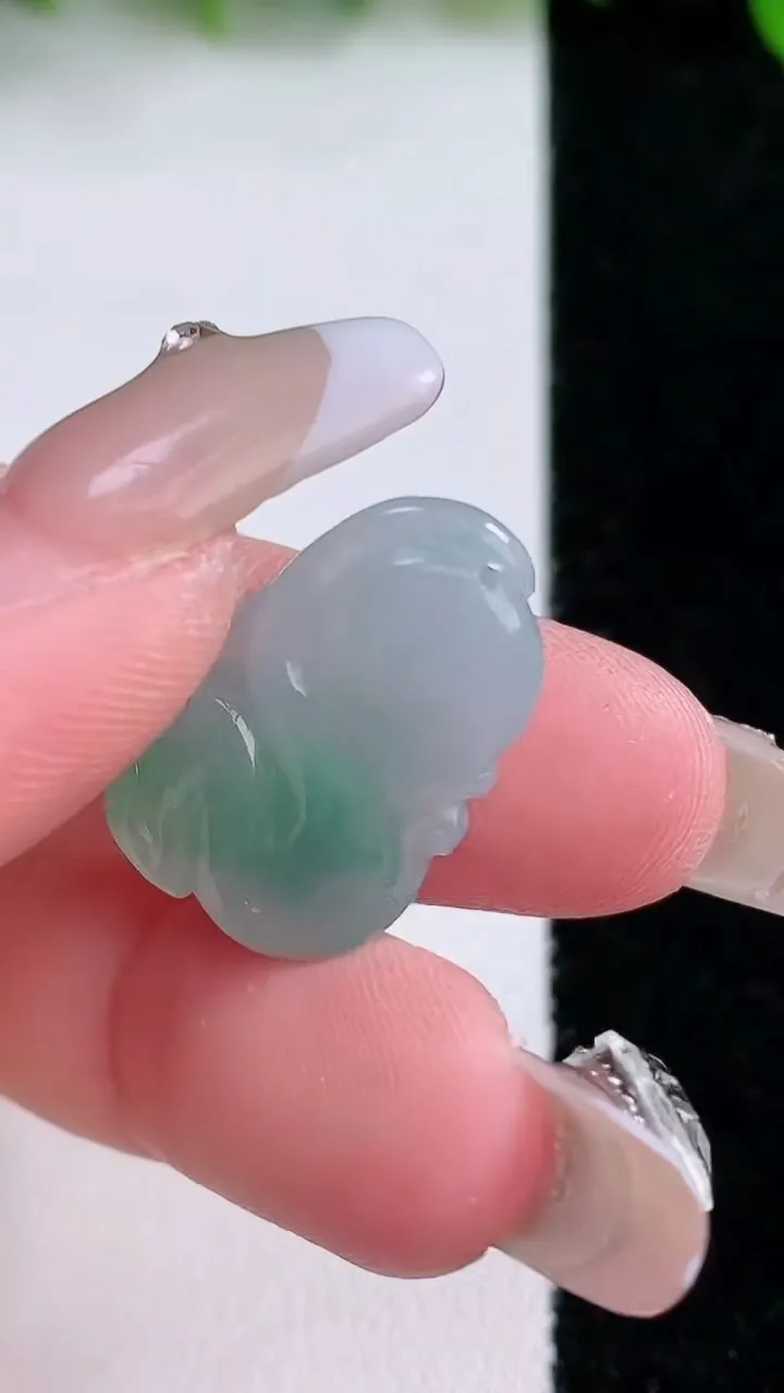 天然A货翡翠生肖猴吊坠，尺寸22.2-14-2.5，重量:3.04g
1月24日