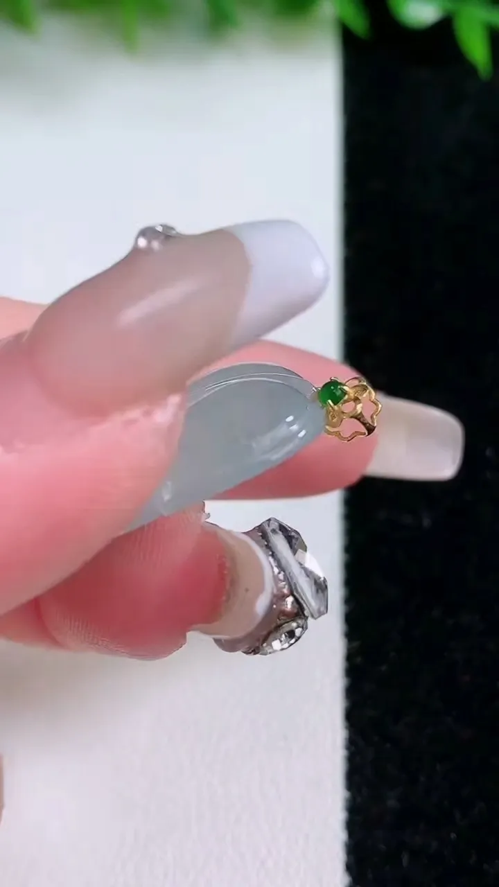 天然A货翡翠金枝玉叶 叶子吊坠，尺寸32-20.2-6，重量:7.42g
1月24日