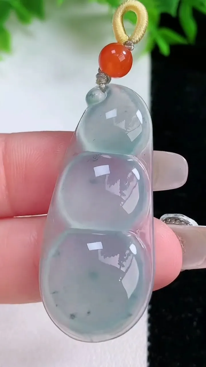 天然A货翡翠冰种飘花福豆吊坠，尺寸32.3-19-5.8，重量:8.48g
1月24日