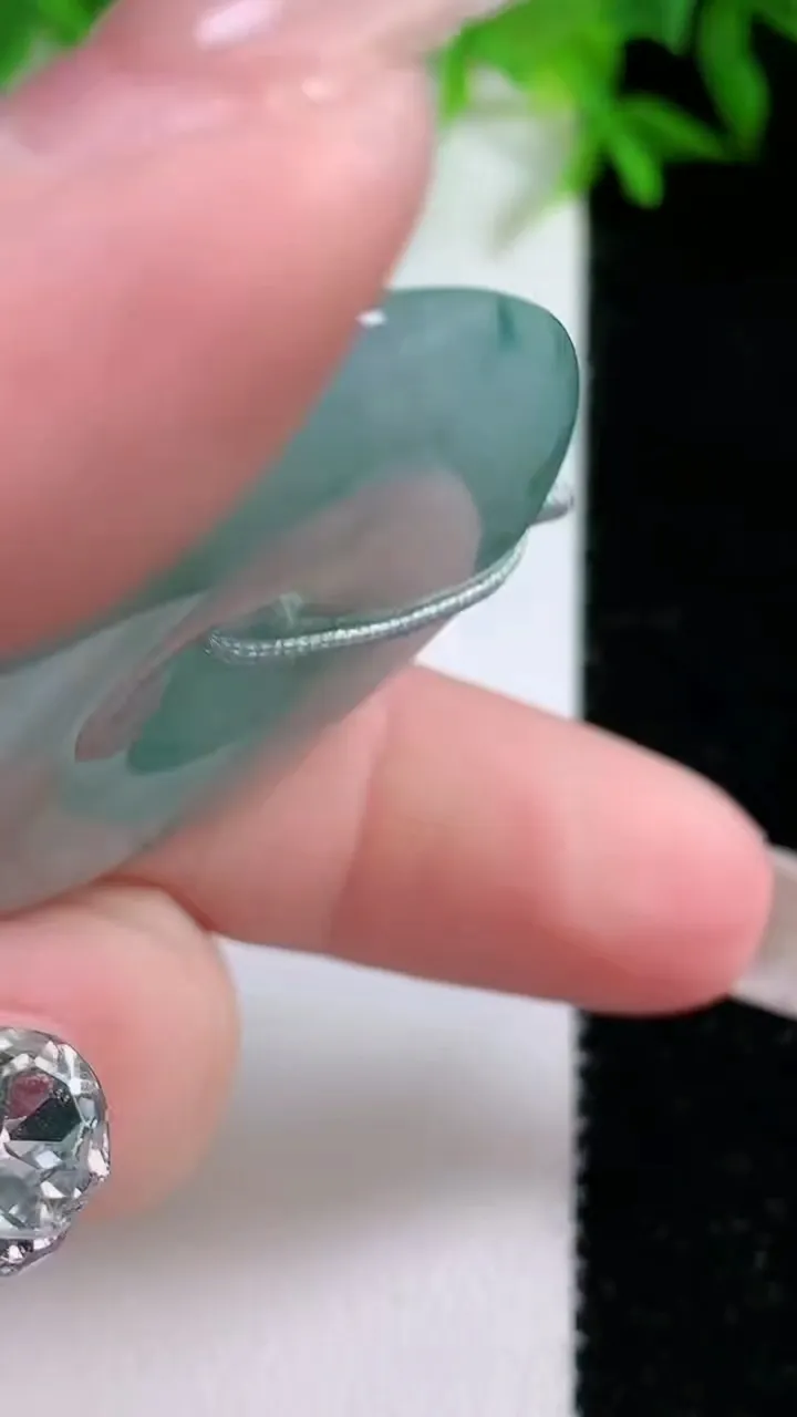 天然A货翡翠飘花平安扣吊坠，尺寸39.4-6，重量:20.25g
1月24日