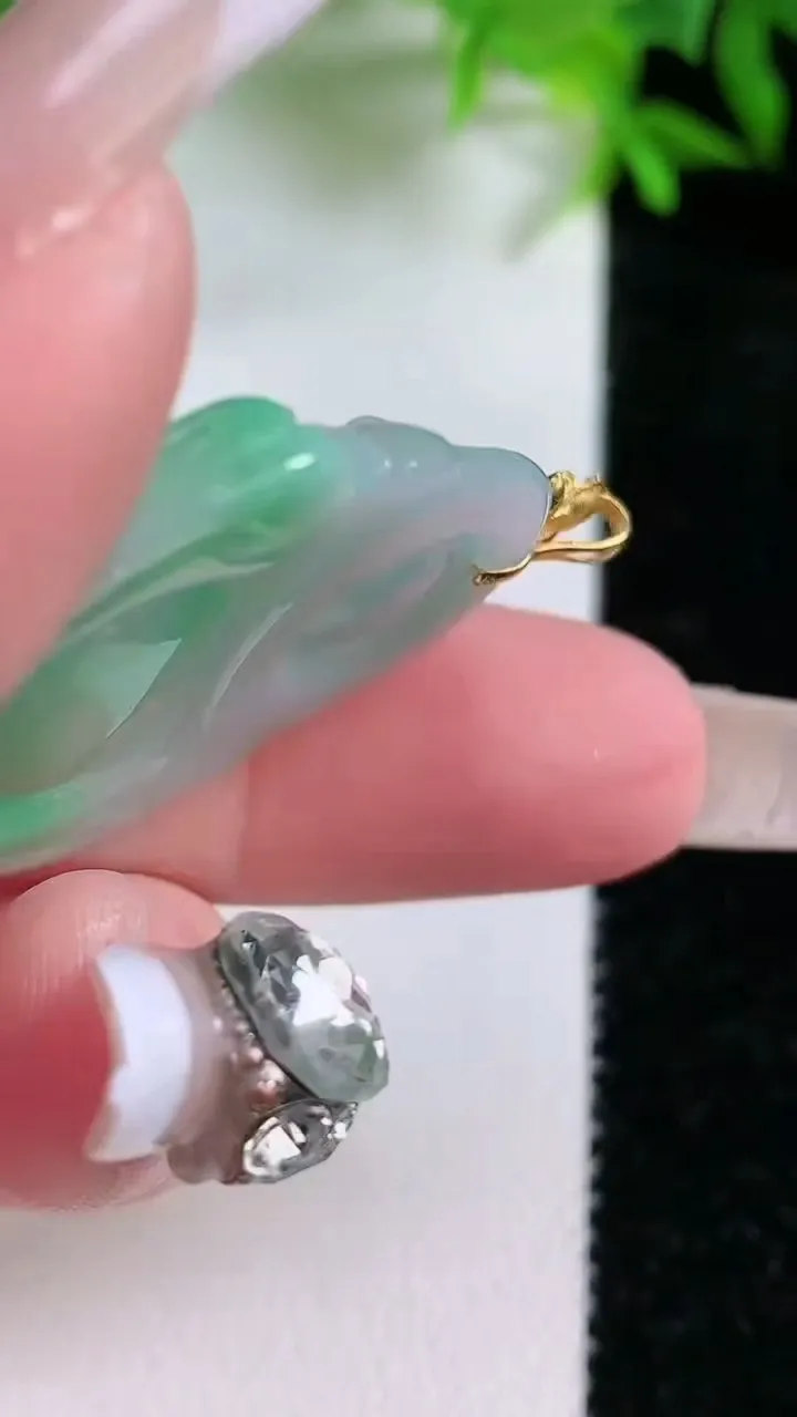 天然A货翡翠佛公吊坠，尺寸30.2-32-3.8，重量:9.20g
1月24日