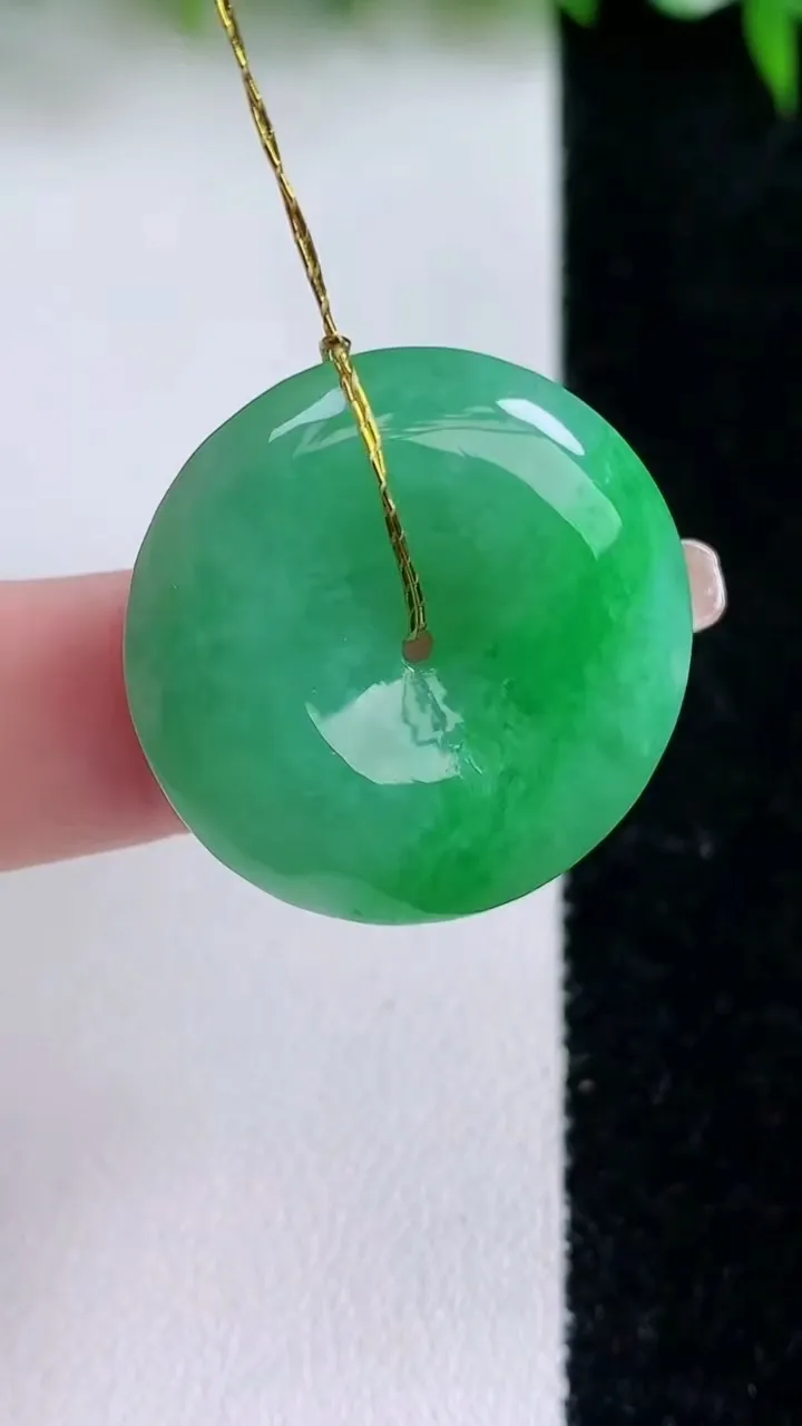 天然A货翡翠平安扣吊坠，尺寸26.5-6，重量:8.85g
1月24日