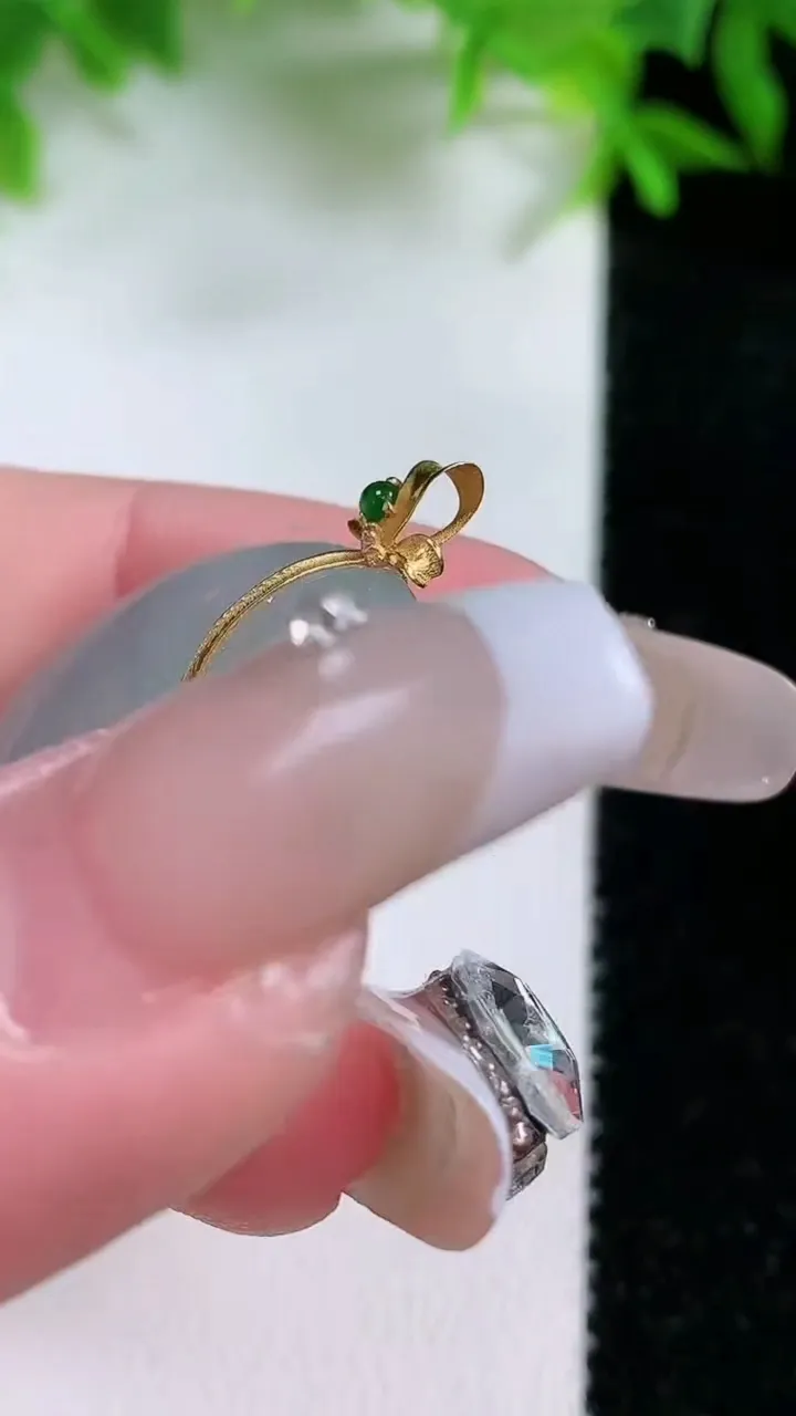 天然A货翡翠18K金飘花平安扣吊坠，尺寸27-5.6，重量:9.41g
1月24日