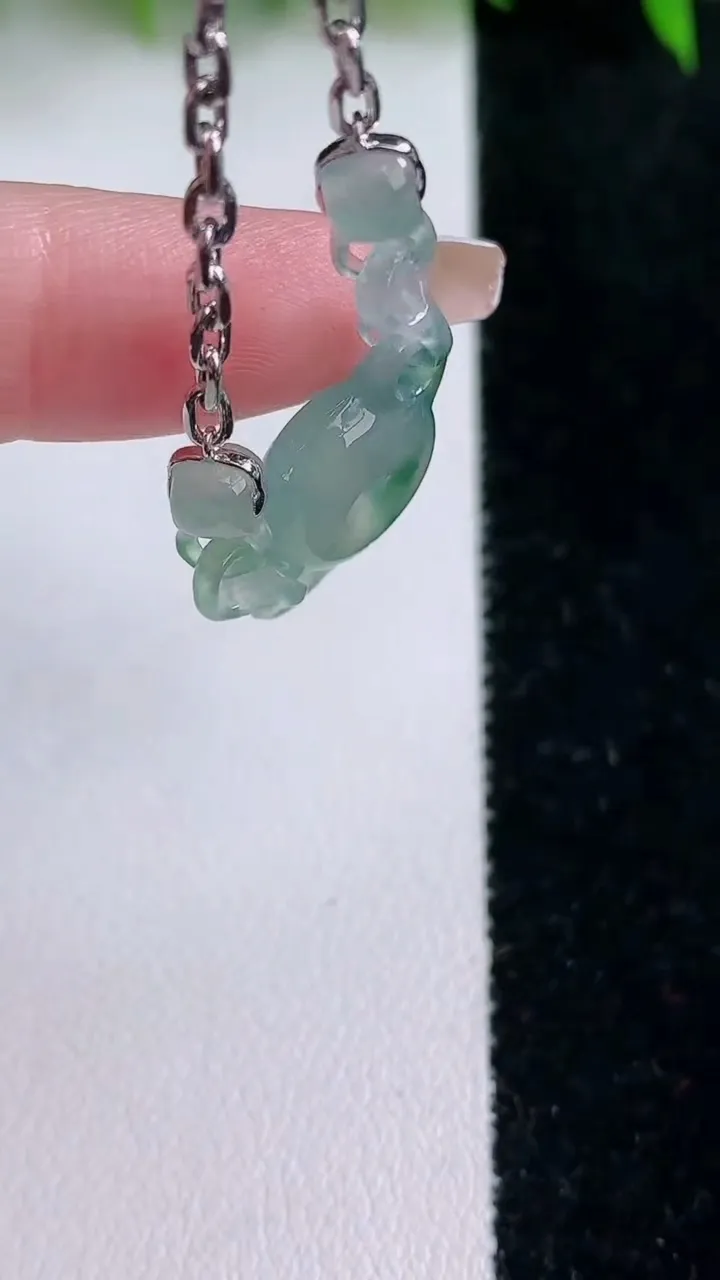 天然A货翡翠种飘花平安扣手链，尺寸17.6-12.6-5，重量:5.02g
1月24日