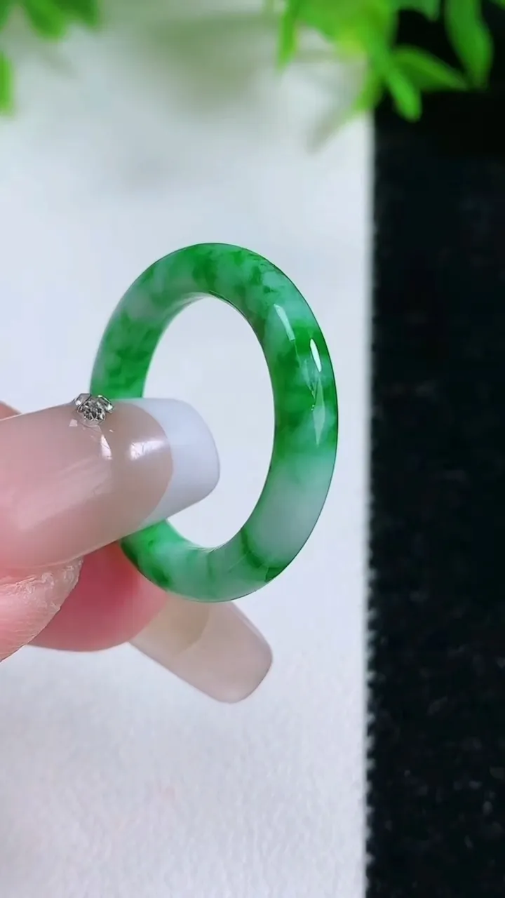 天然A货翡翠指环戒指，尺寸17.2-3.6，重量:2.67g2026年1月24日
工厂直销收藏佳品,种好水足，色泽均匀，有种有色，上手高大气！