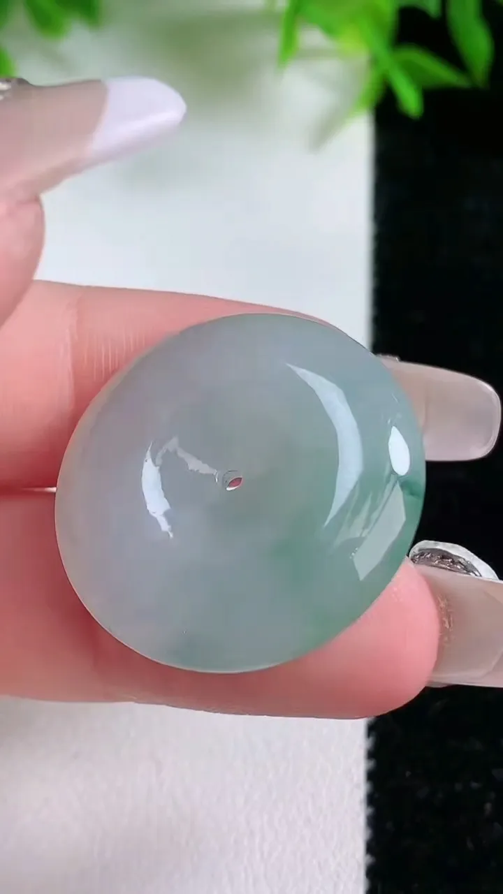 天然A货翡翠飘花平安扣吊坠，尺寸26-5.8，重量:8.21g
1月24日