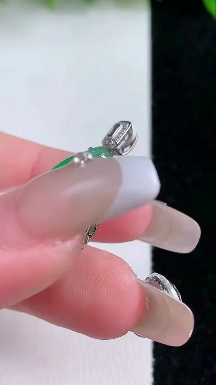 天然A货翡翠福瓜吊坠，尺寸36.4-14.8-9.6，重量:16.76g
1月24日