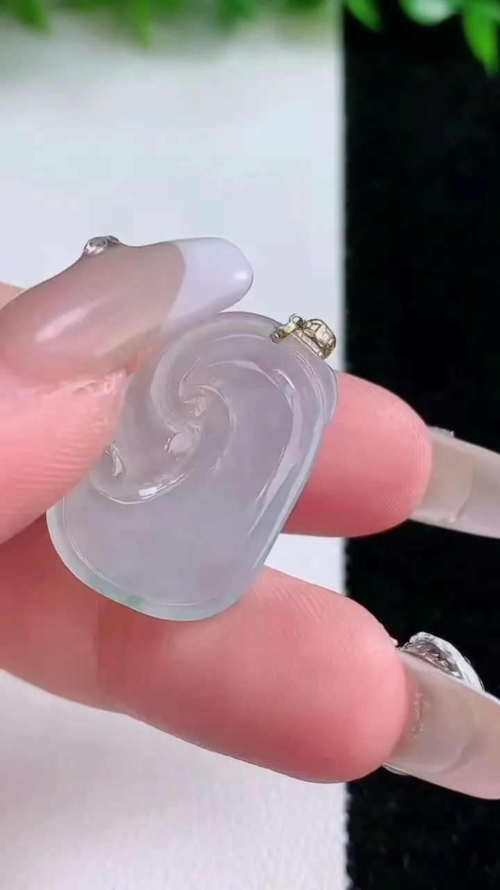 天然A货翡翠种飘花如意吊坠，尺寸24.3-16.7-3.6，重量:3.05g
1月24日