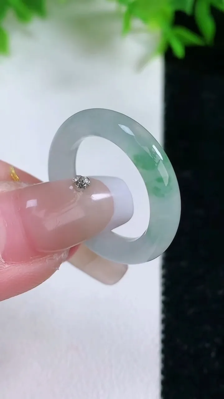 天然A货翡翠飘花指环戒指，尺寸17.3-4.6-3.7，重量:3.47g2026年1月24日
工厂直销收藏佳品,种好水足，色泽均匀，有种有色，上手高大气！