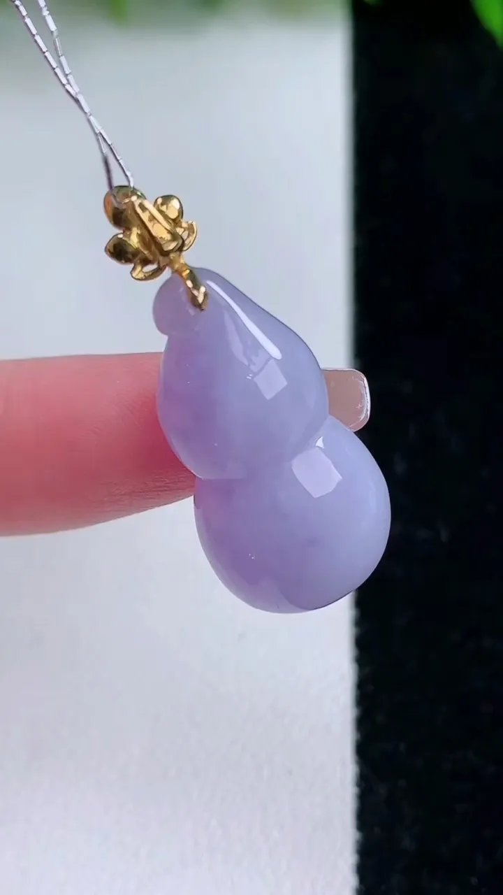 天然A货翡翠18K金紫罗兰葫芦吊坠，尺寸24.2-13.2-9，重量:5.85g
1月24日