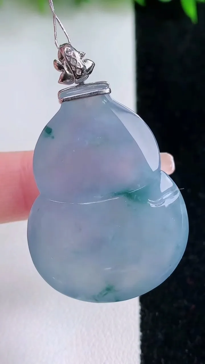 天然A货翡翠18K金紫罗兰葫芦吊坠，尺寸38-28.7-9.3，重量:17.96g
1月24日