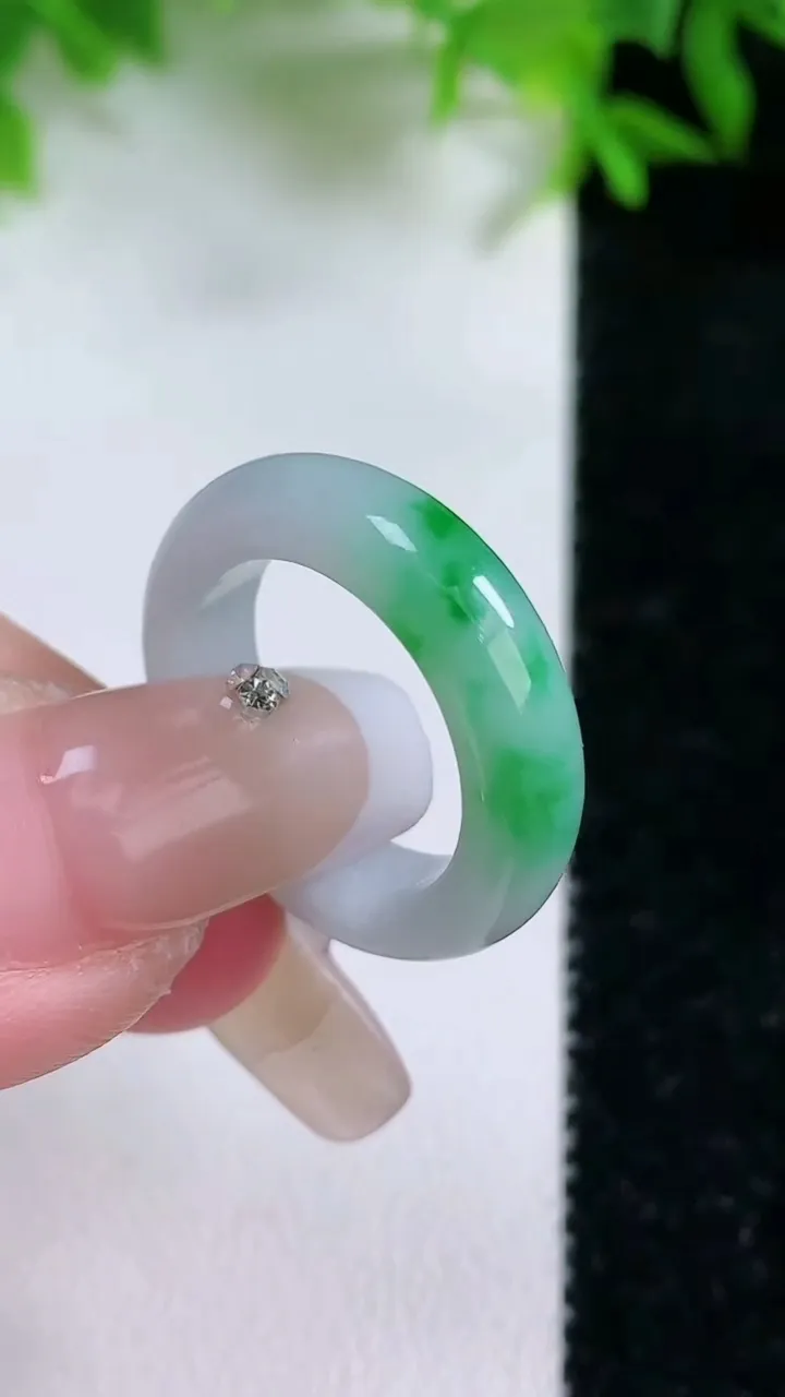 天然A货翡翠指环戒指，尺寸16.3-5-3.2，重量:3.85g2026年1月24日
工厂直销收藏佳