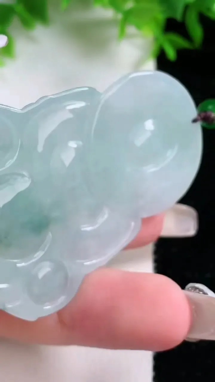 天然A货翡翠飘花观音菩萨吊坠，尺寸55-39.5-5，重量:20.44g
1月24日