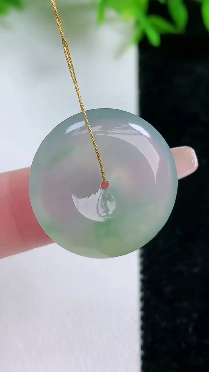 天然A货翡翠冰种双彩平安扣吊坠，尺寸22.7-5.2，重量:5.77g
1月24日