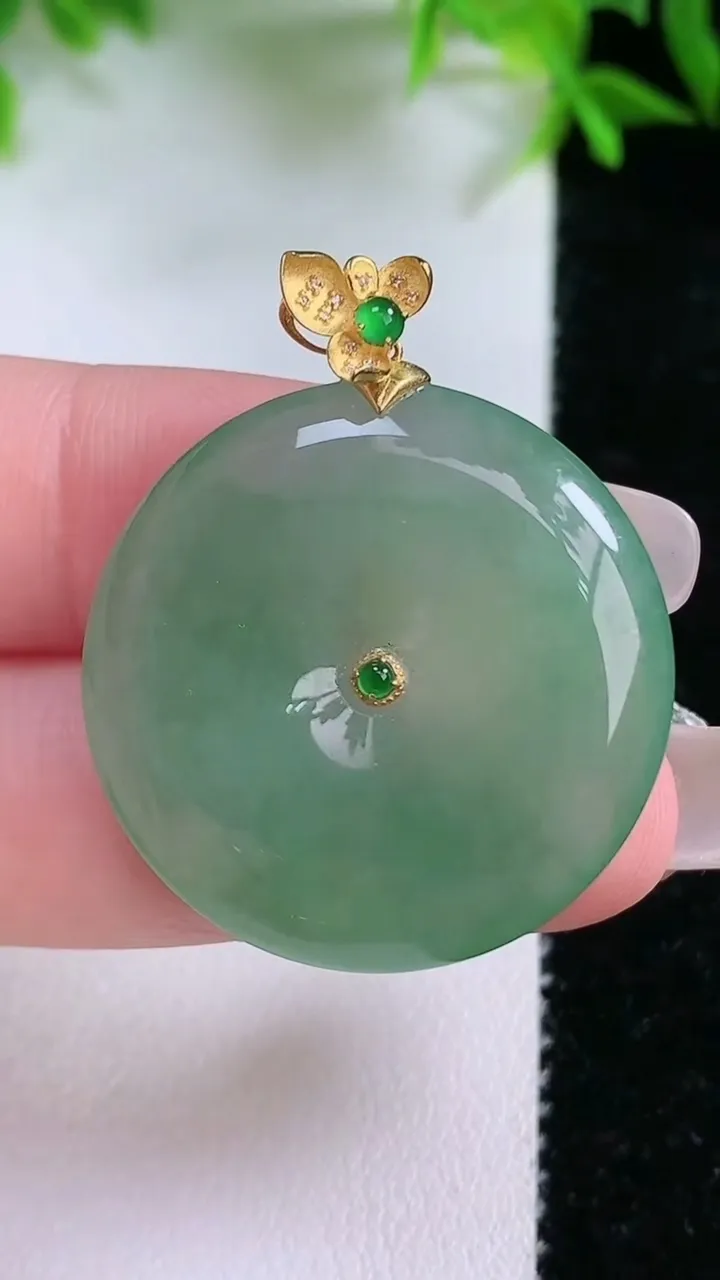 天然A货翡翠平安扣吊坠，尺寸28.5-5.2，重量:9.65g
1月24日