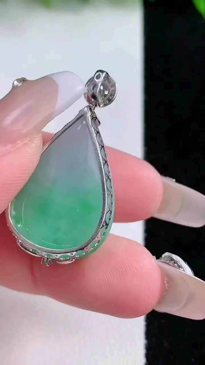 天然A货翡翠水滴吊坠，尺寸27-18-9.4，重量:7.82g
1月24日