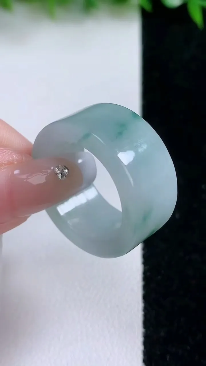 天然A货翡翠飘花方形指环扳指，尺寸20.4-11.7-4，重量:12.45g2026年1月24日
工厂直销收藏佳品,种好水足，色泽均匀，有种有色，上手高大气！