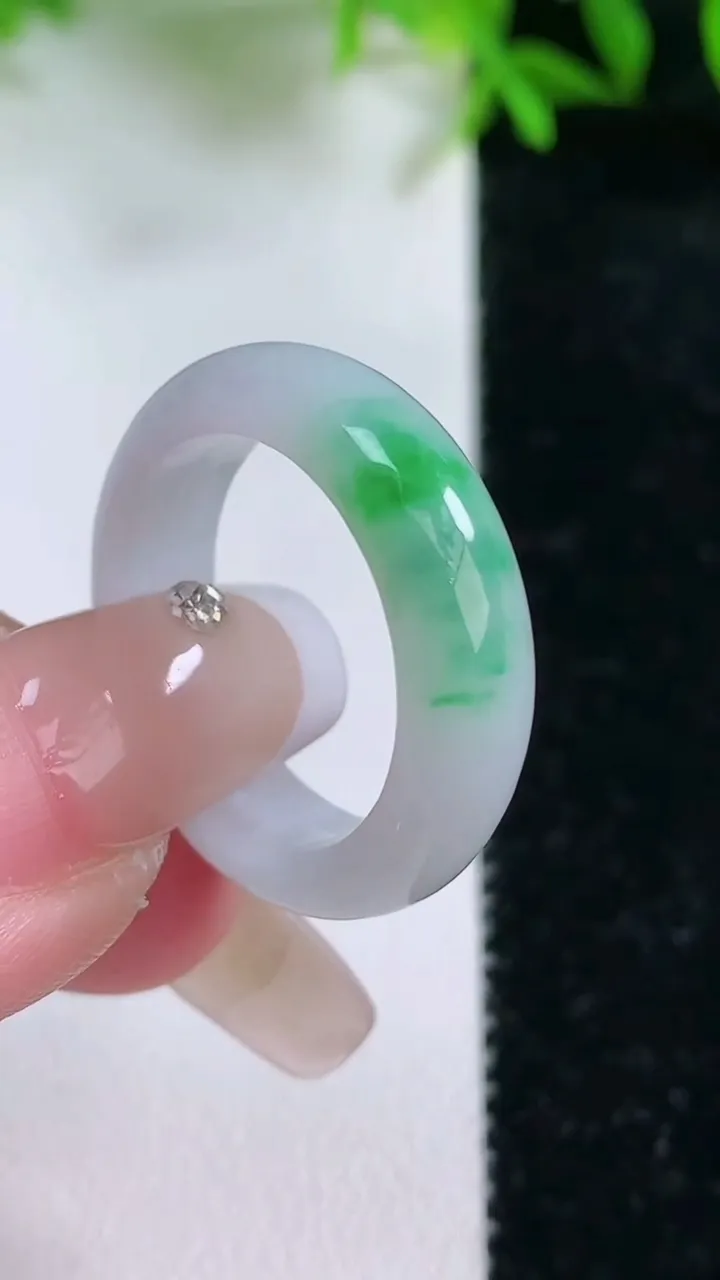 天然A货翡翠指环戒指，尺寸19-6-3.2，重量:4.65g2026年1月24日
工厂直销收藏佳品,种好水足，色泽均匀，有种有色，上手高大气！