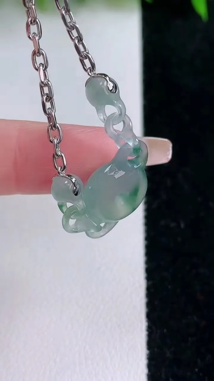 天然A货翡翠种飘花平安扣手链，尺寸17.6-12.6-5，重量:5.02g
1月24日