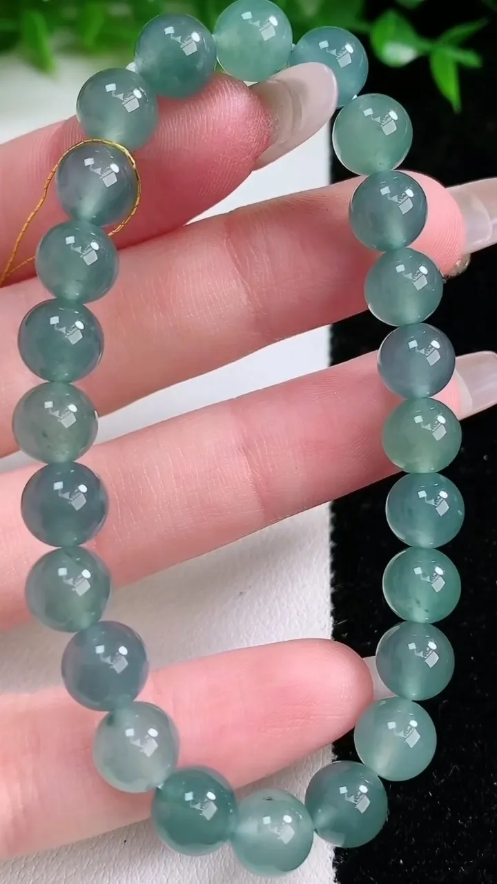 天然A货翡翠圆珠手串，尺寸7.7-24颗，重量:19.37g1月24日
工厂直销收藏佳品,种好水足，色泽均匀，有种有色，上手高大气！