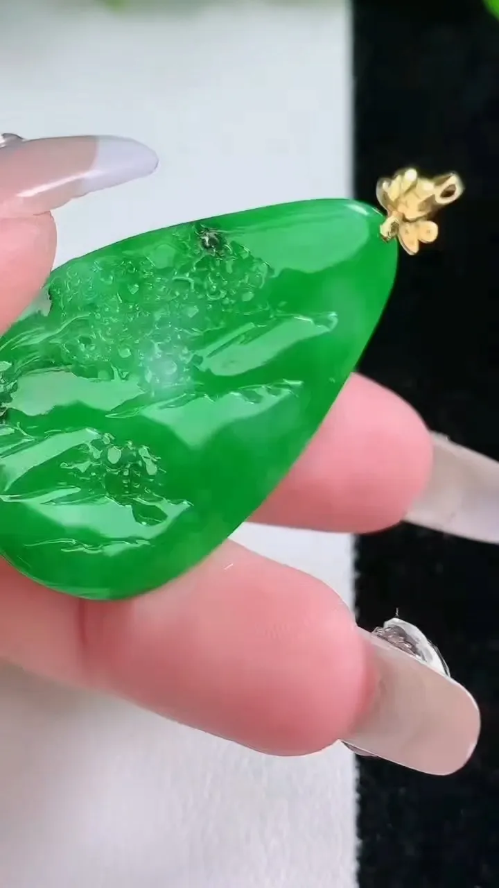 天然A货翡翠山水牌吊坠，尺寸39-24.5-2.9，重量:6.08g
1月24日