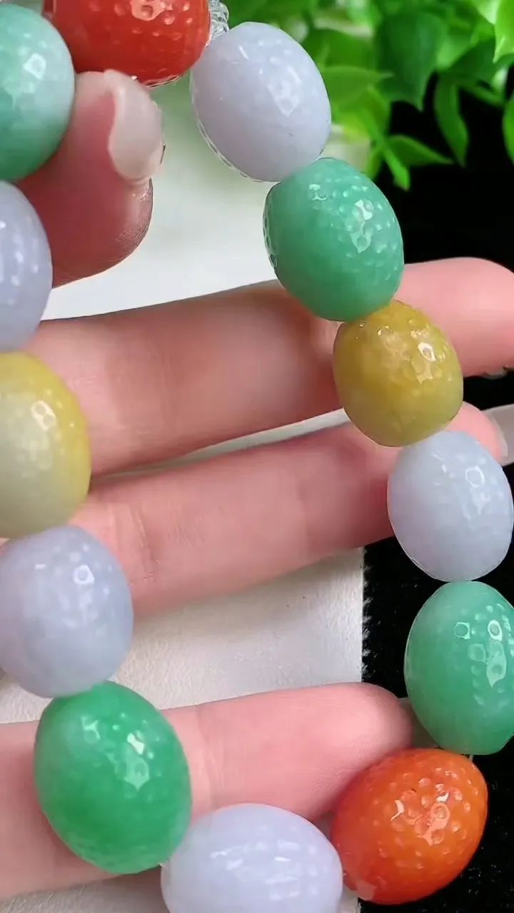 天然A货翡翠三彩路路通手串，尺寸14.3-12-13颗，重量:55.59g1月25日
工厂直销收藏佳