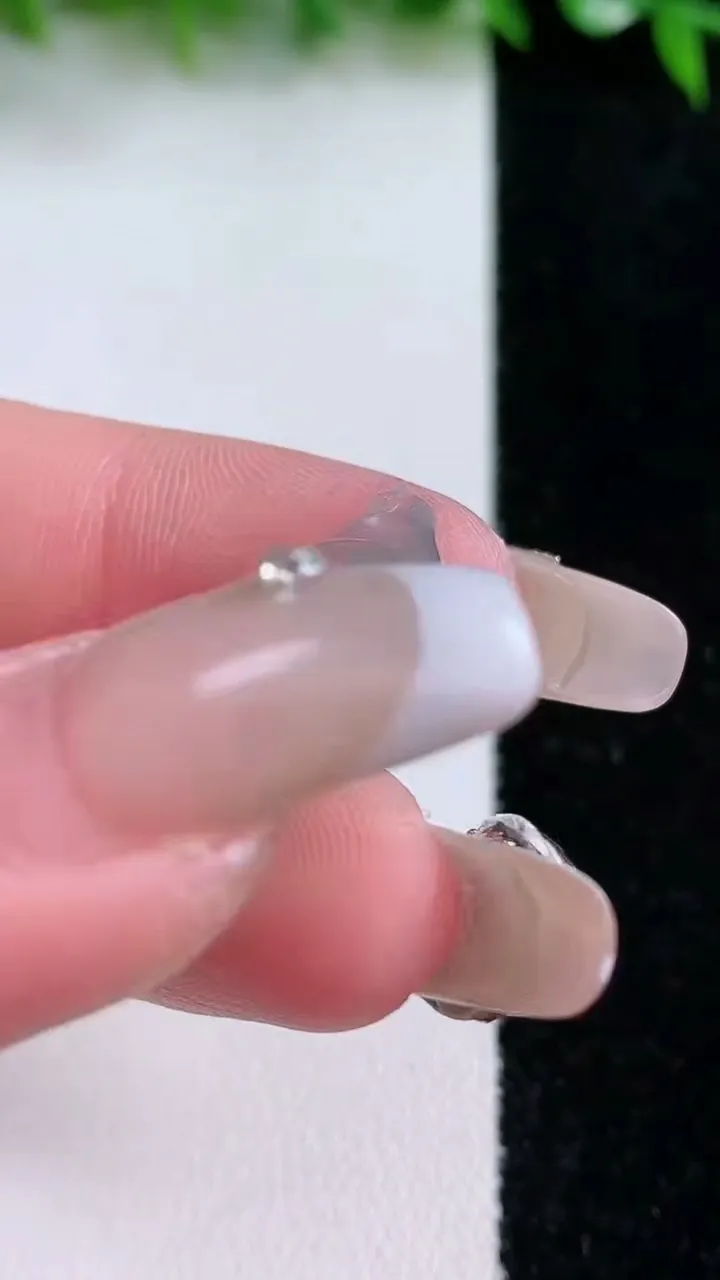 天然A货翡翠福豆镶嵌件，尺寸25.5-14-5.5，重量:2.61g
1月24日