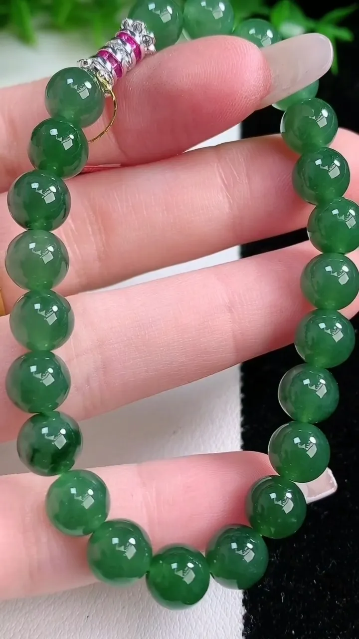 天然A货翡翠圆珠手串，尺寸7.8-23颗，重量:19.96g1月24日
工厂直销收藏佳品,种好水足，色泽均匀，有种有色，上手高大气！