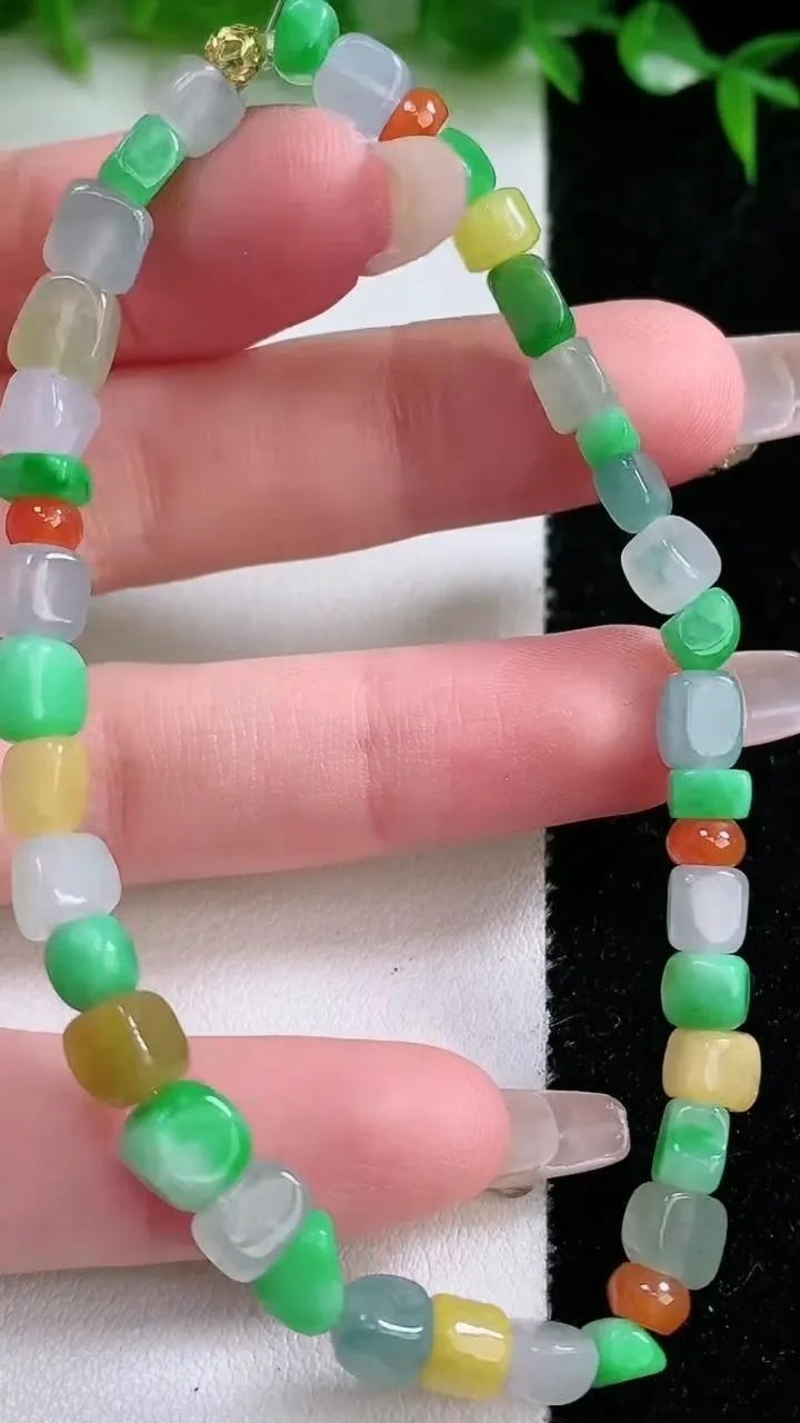 天然A货翡翠三彩原石手串，尺寸5.6-4.3-3-46颗，重量:11.34g1月24日
工厂直销收藏