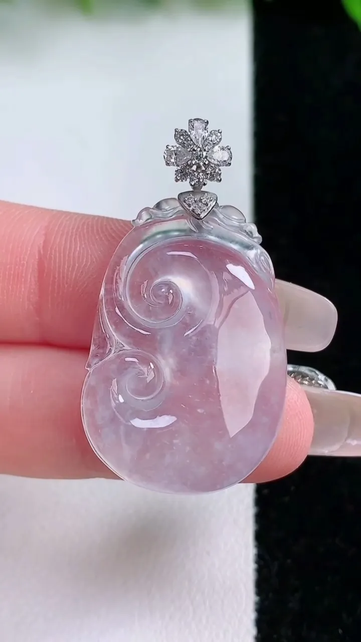 天然A货翡翠种白冰如意吊坠，尺寸27.5-21-4.7，重量:6.04g
1月24日