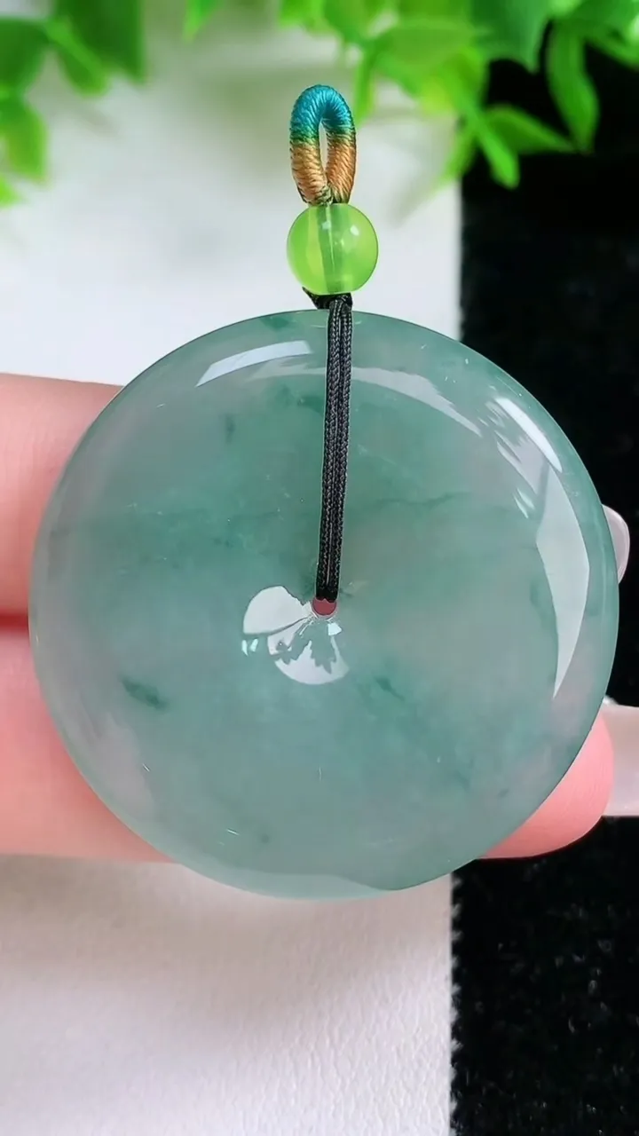 天然A货翡翠飘花平平安扣吊坠，尺寸37-5.6，重量:17.14g
1月24日