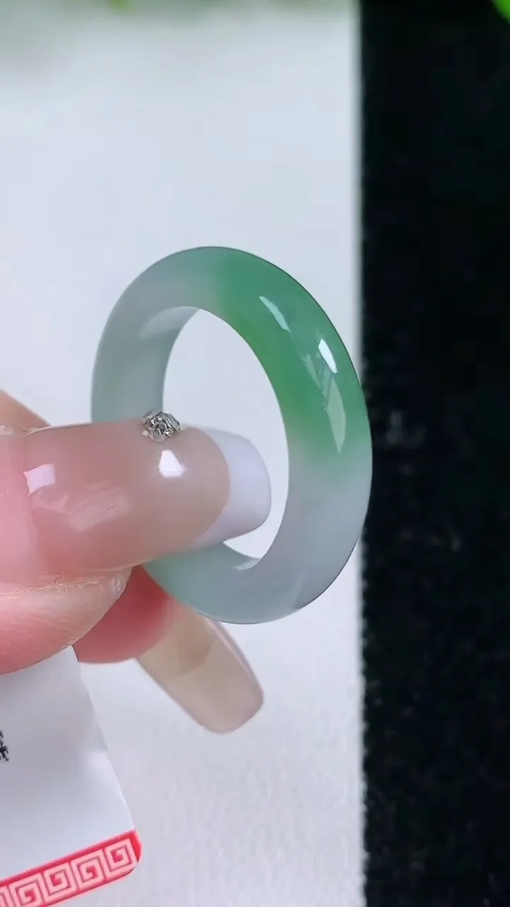 天然A货翡翠指环戒指，尺寸18.2-5.3-3.4，重量:4.16g2026年1月24日
工厂直销收藏佳品,种好水足，色泽均匀，有种有色，上手高大气！