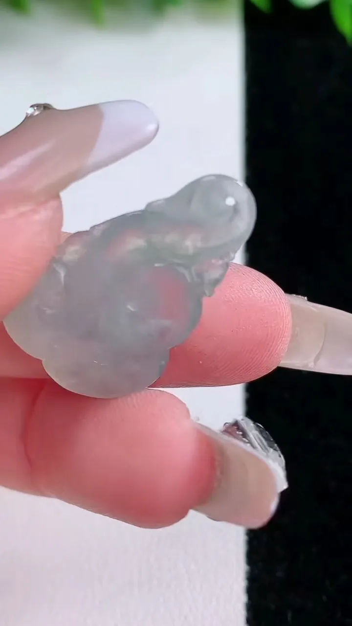 天然A货翡翠如意吊坠，尺寸27-17.6-3.6，重量:3.13g
1月24日