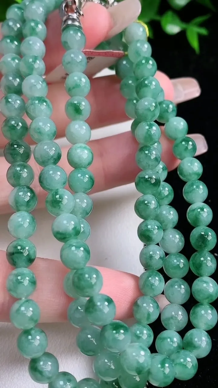 天然A货翡翠飘花圆珠项链，尺寸6.2-108颗，重量:54.46g
1月24日