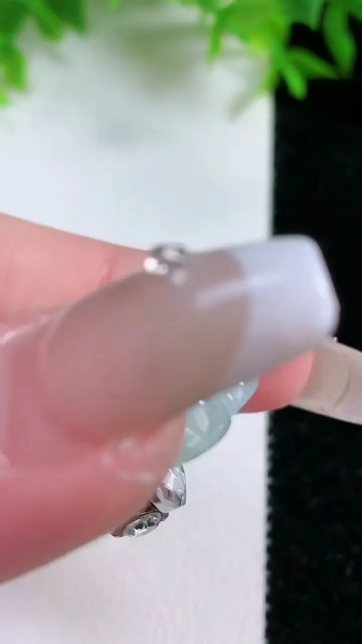 天然A货翡翠冰种飘花佛公吊坠，尺寸29-32.4-6，重量:8.38g
1月24日