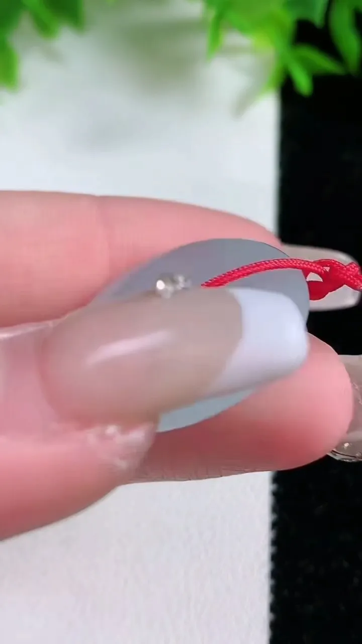 天然A货翡翠平安扣吊坠，尺寸25-3.7，重量:5.78g
1月24日