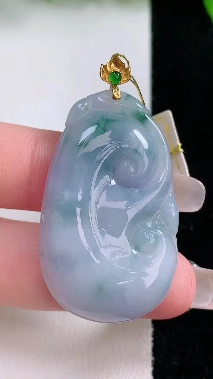 天然A货翡翠18K金紫罗兰飘花如意吊坠，尺寸39-23.2-5，重量:10.60g
1月24日