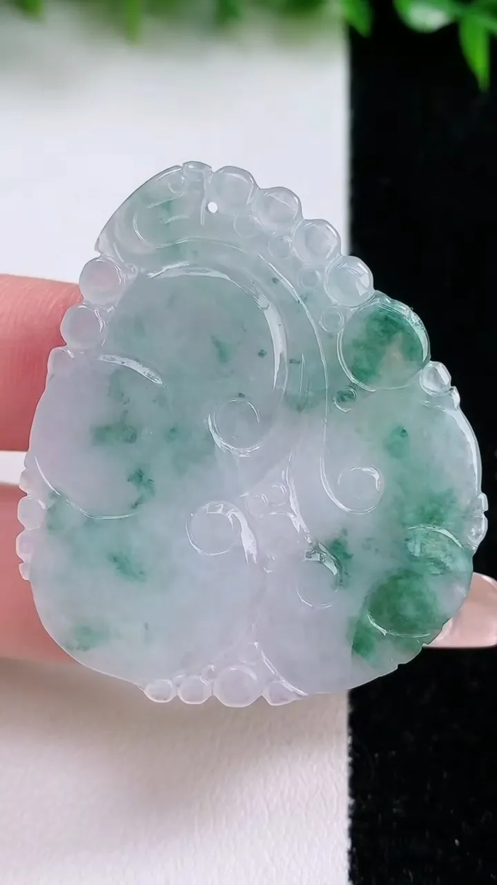 天然A货翡翠飘花如意吊坠，尺寸45.4-39-4，重量:12.54g
1月24日