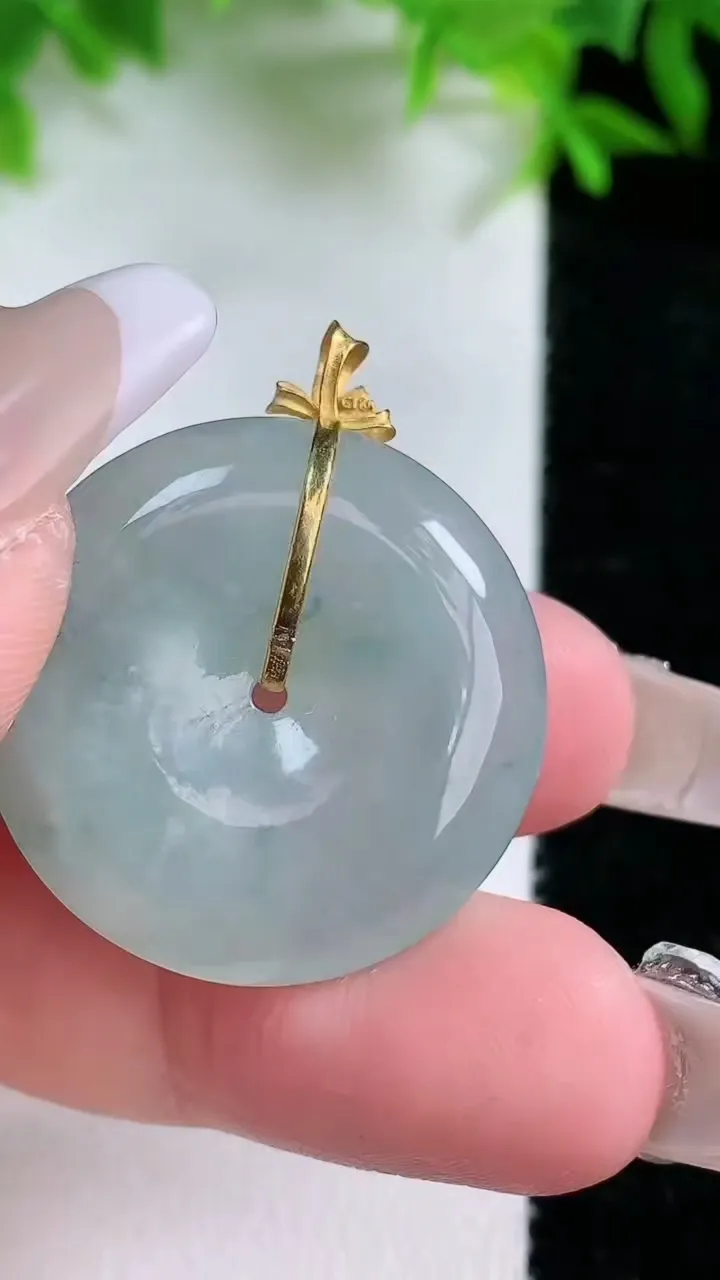 天然A货翡翠18K金飘花平安扣吊坠，尺寸27-5.6，重量:9.41g
1月24日