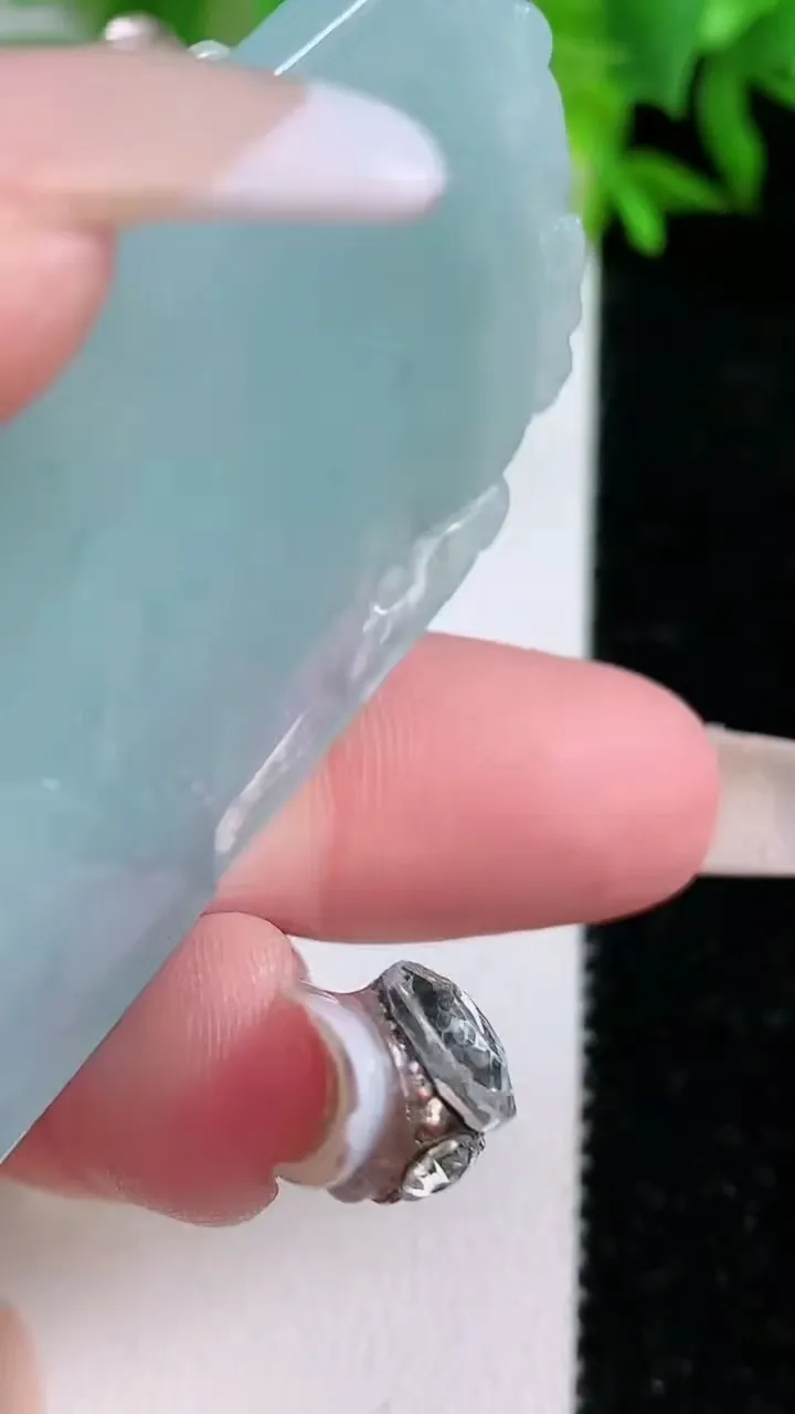 天然A货翡翠山水大势至菩萨吊坠，尺寸62-33-6.7，重量:27.74g
1月24日