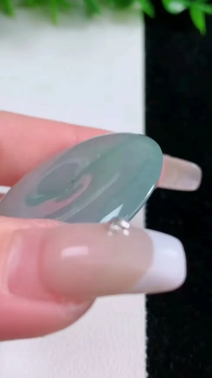 天然A货翡翠冰种飘花平安扣吊坠，尺寸37.8-5.4，重量:16.93g
1月24日