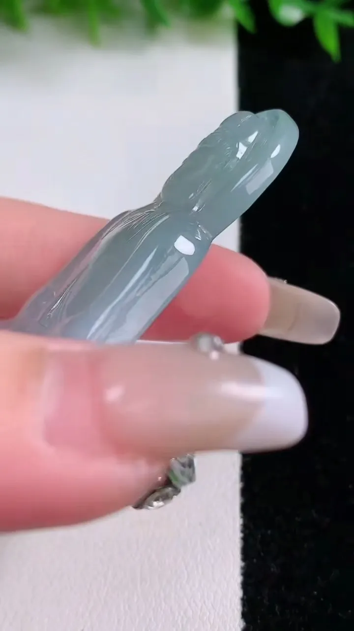 天然A货翡翠观音菩萨吊坠，尺寸69.5-37.5-6，重量:31.23g
1月24日