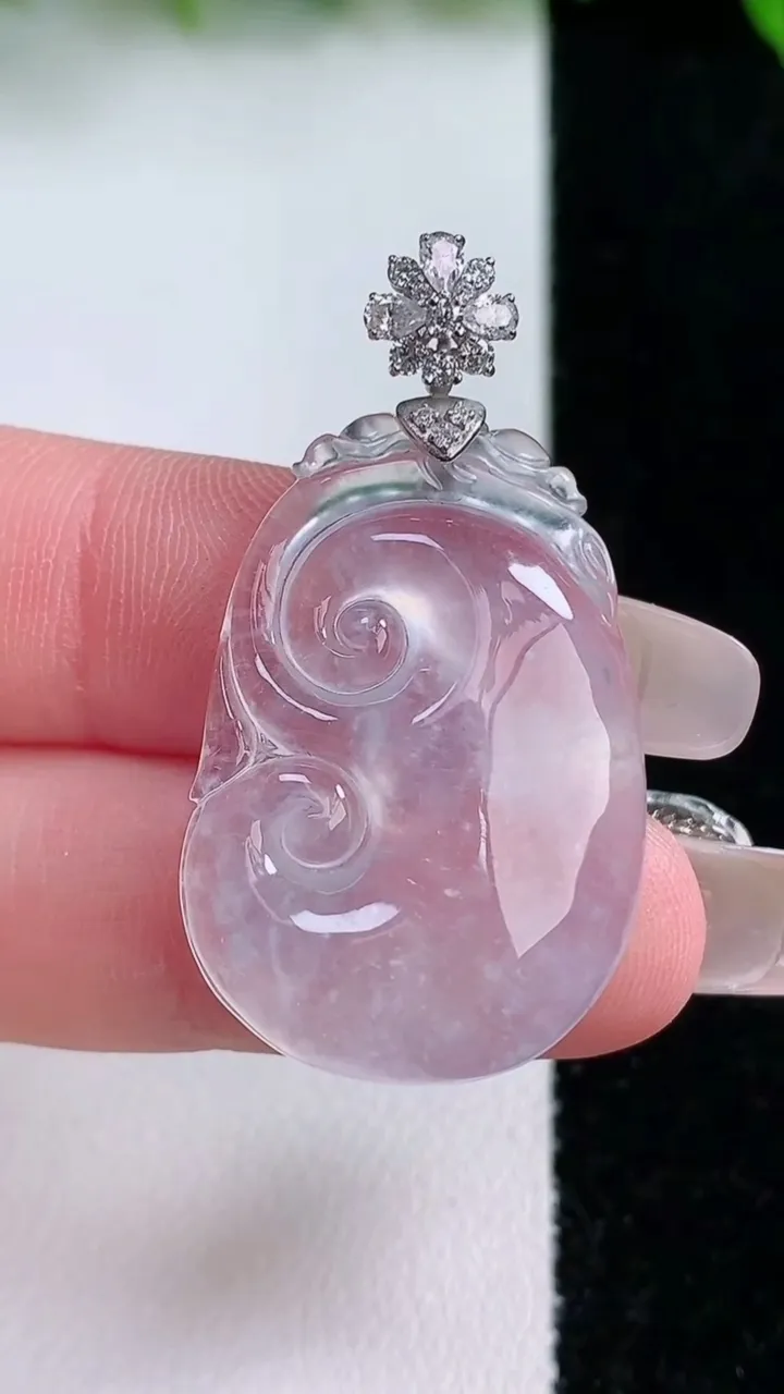 天然A货翡翠种白冰如意吊坠，尺寸27.5-21-4.7，重量:6.04g
1月24日