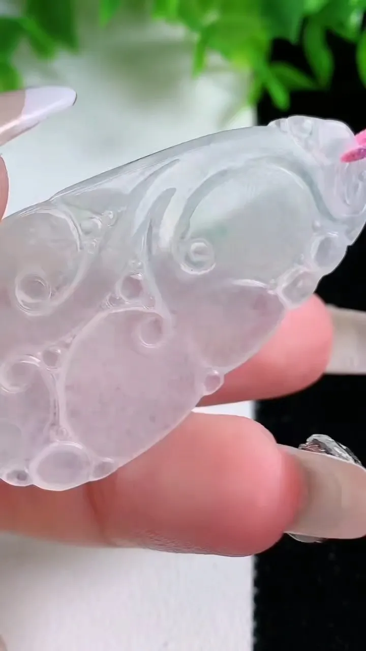 天然A货翡翠如意吊坠，尺寸50.4-26.6-2.6，重量:7.80g
1月24日