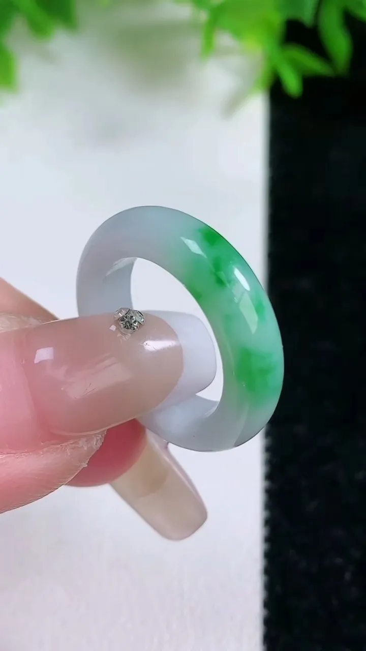 天然A货翡翠指环戒指，尺寸16.3-5-3.2，重量:3.85g2026年1月24日
工厂直销收藏佳品,种好水足，色泽均匀，有种有色，上手高大气！