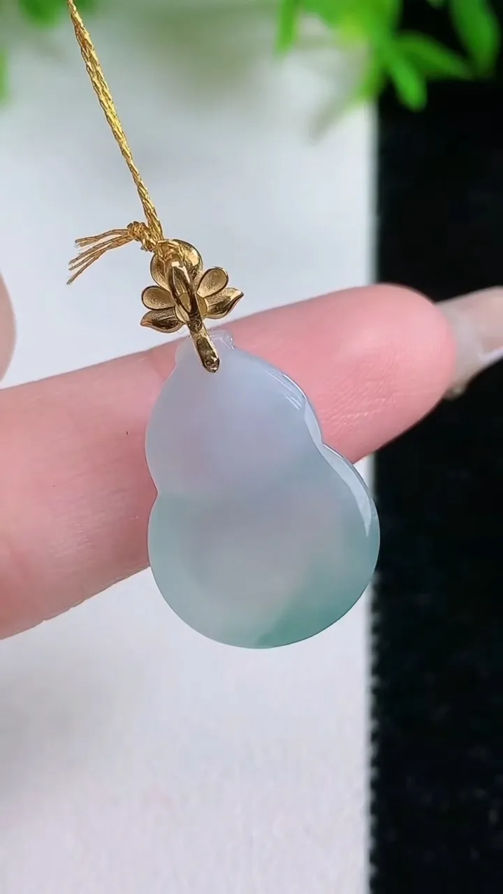 天然A货翡翠种飘花葫芦吊坠，尺寸18.4-13.8-6，重量:2.80g
1月24日